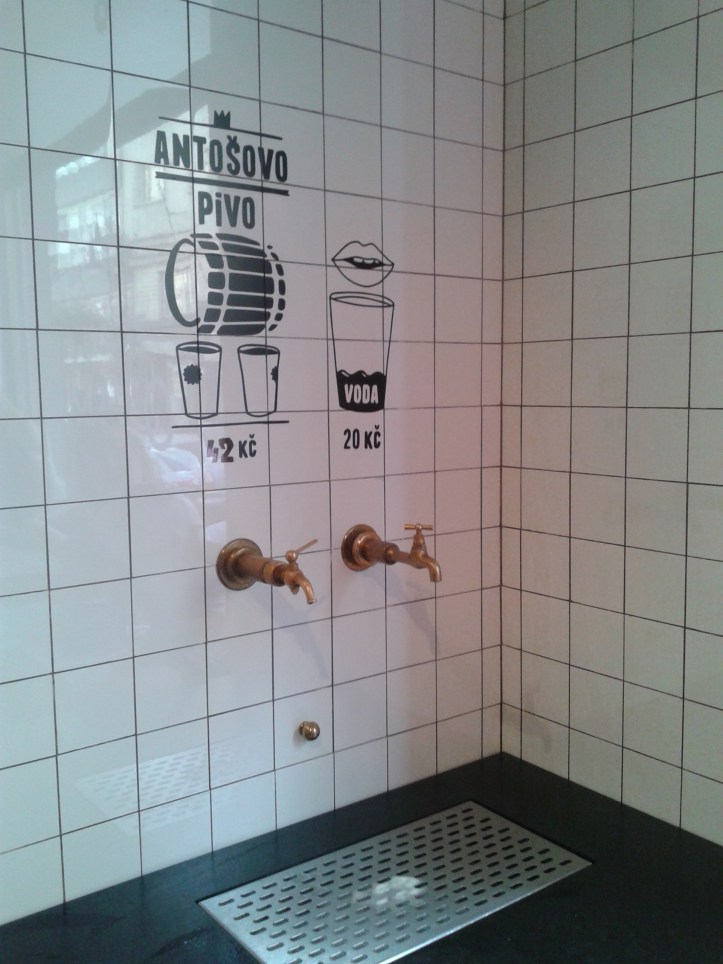 É assim que se toma água e chopp no Naso Maso: direto da torneira!