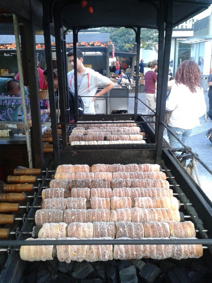 Trdelnik - delicioso doce de rua com diversas opções de recheio