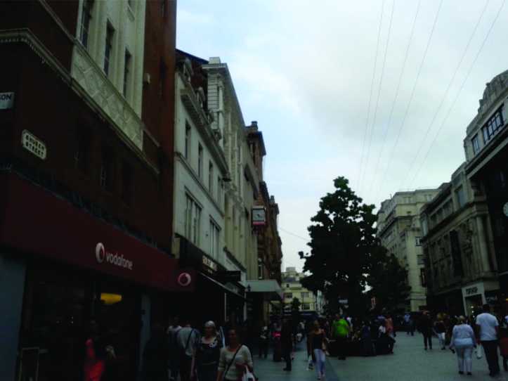 Church st. - rua de pedestre com diversas lojas, inclusive a Primark, paraíso das brasileiras!