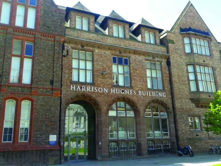 Harrison Hughes, o prédio da Faculdade de Engenharia, onde fica o laboratório do ARU