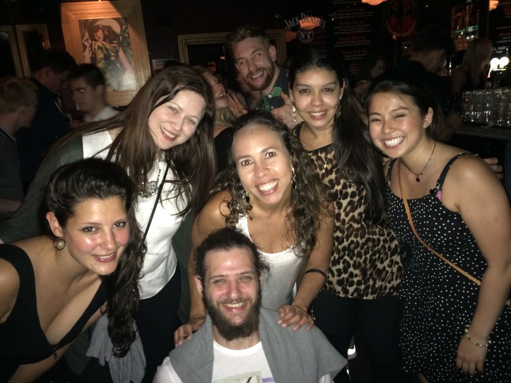 Amigos reunidos no Heebie Jeebies