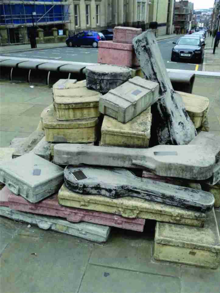 Monumento em homenagem aos Beatles na Hope St representando as malas e intrumentos dos integrantes