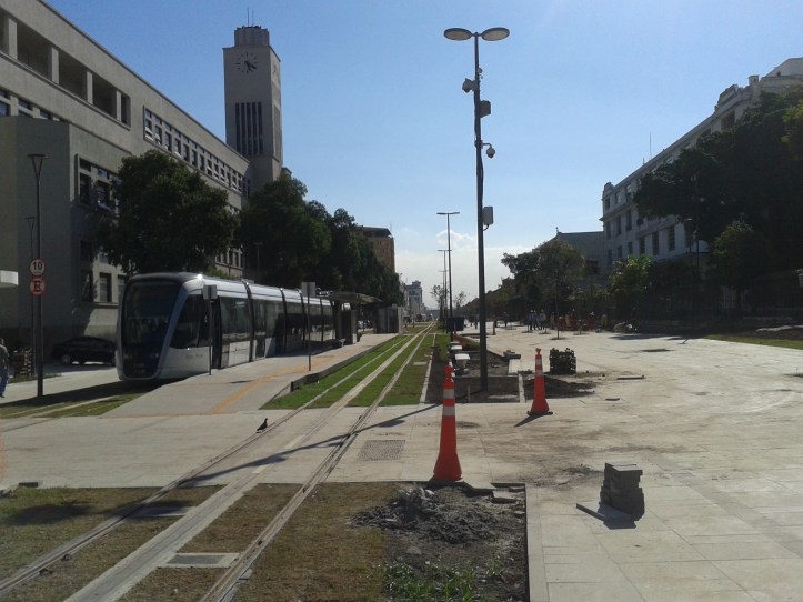 Construção de uma das paradas do Veículo Leve sobre Trilhos - VLT