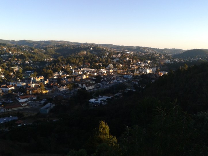 A cidade de Campos do Jordão vista do alto do Morro dos Elefantes