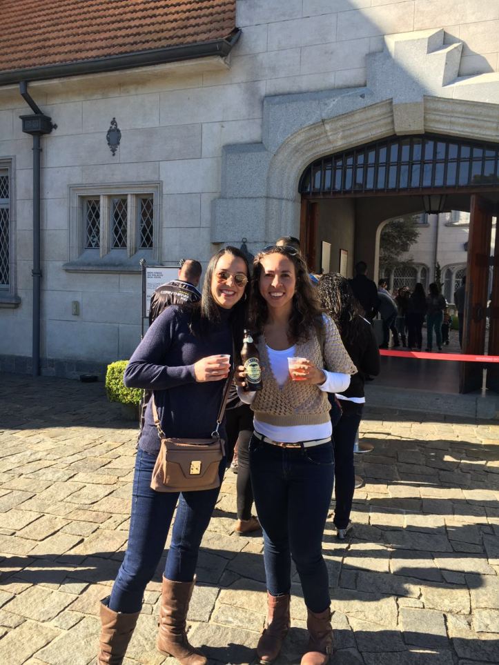 Provando a cerveja Campos do Jordão na fila do Palácio Boa Vista