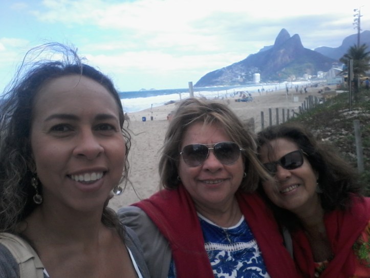 Eu, minha mãe e minha tia Silvana na praia de Ipanema