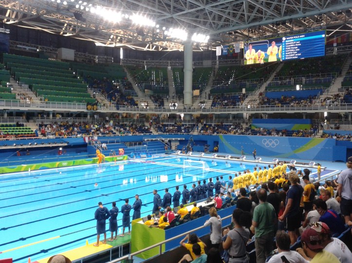 Estádio Aquático Olímpico por dentro no pré-jogo de polo aquático Austrália x Grécia