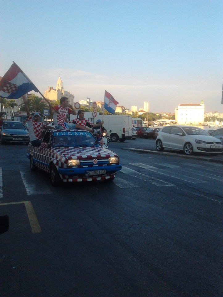Carro com torcedores da Croácia