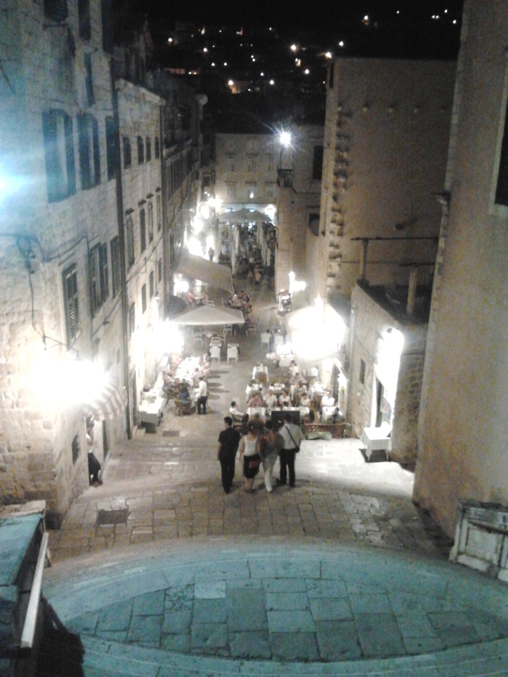 Centro antigo de Dubrovnik a noite