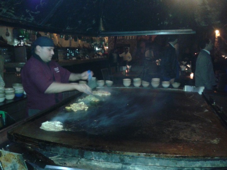 Chapeiro do restaurante Tantra grelhando a os pratos montados pelos clientes