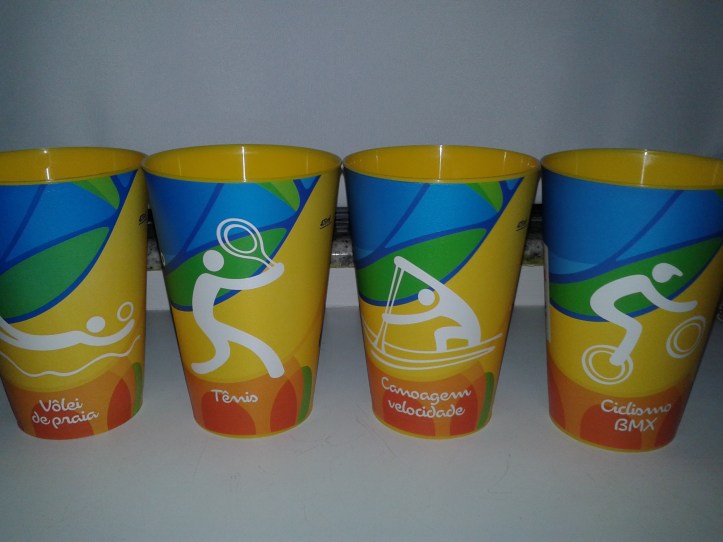 Copos de cerveja com os temas dos esportes da Rio 2016