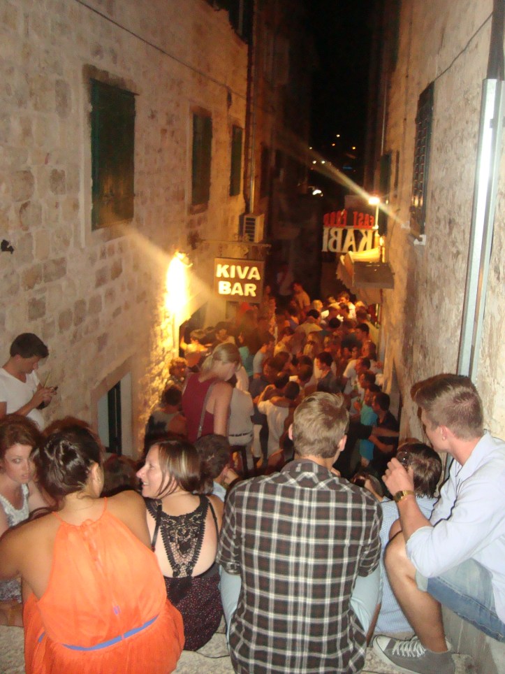 Escadaria e rua do Kiva Bar