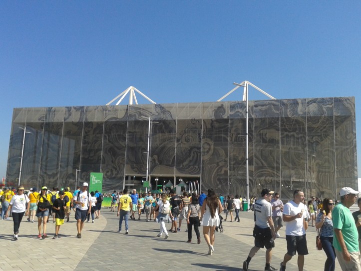 O exuberante Estádio Aquático Olímpico, palco do polo aquático. Será desmontado após os jogos.