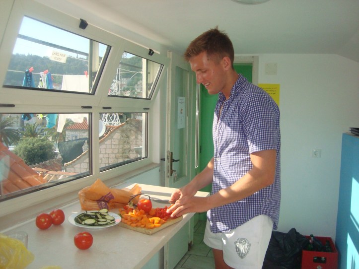 Jantar sendo preparado por nosso colega alemão