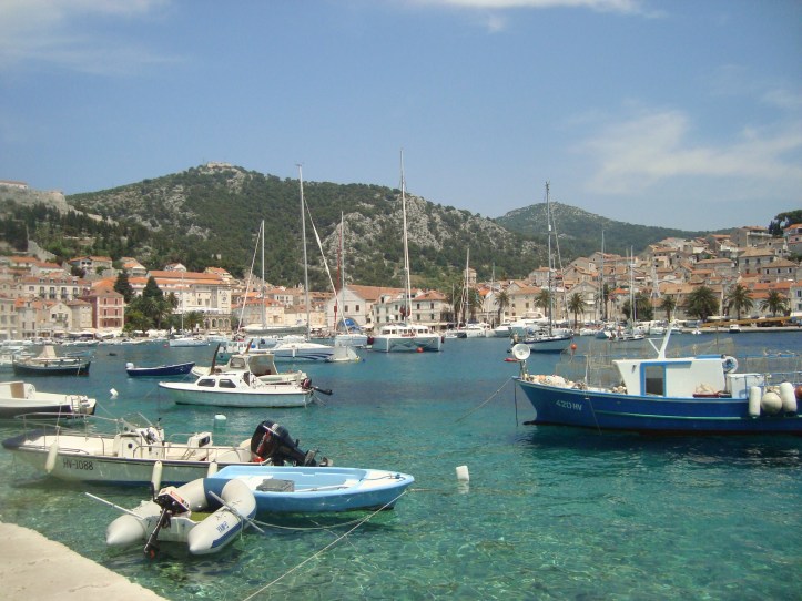 A belíssima orla de Hvar com seus barcos