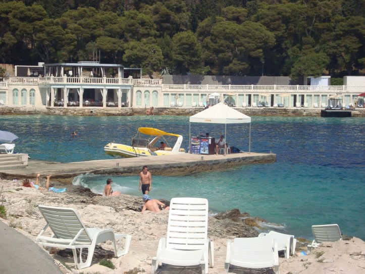 Praia em frente ao hotel Amphora