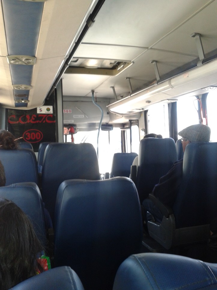 Interior do ônibus DM1 do aeroporto para Punta Carretas