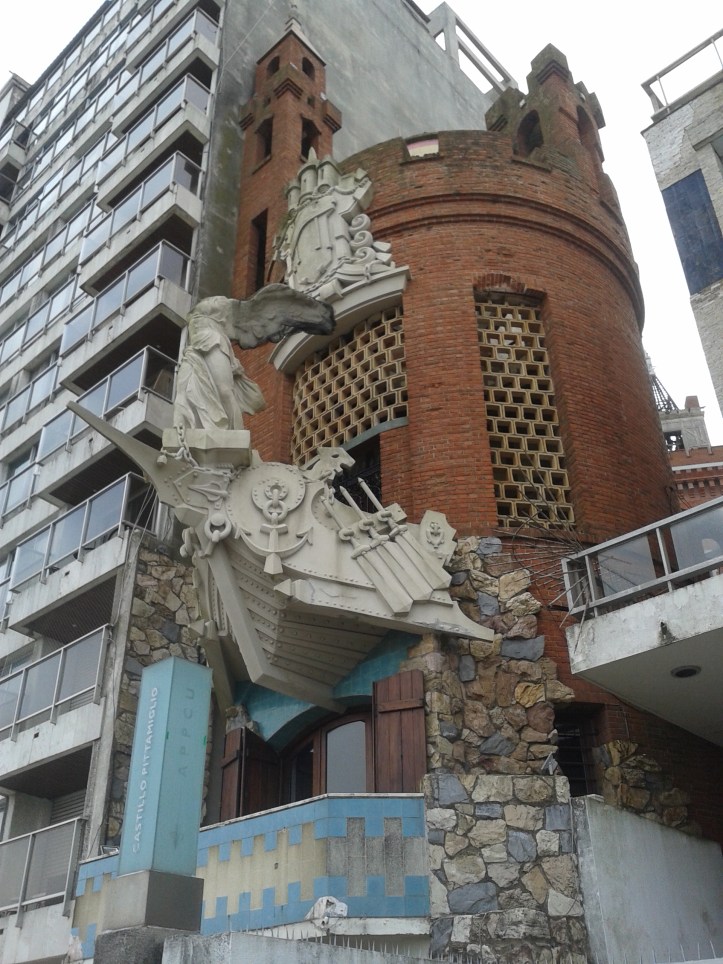 Castelo Pitamiglio que chama atenção em meio aos prédios da orla de Pocitos