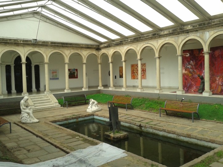 Exposições no pátio do Museu Blanes