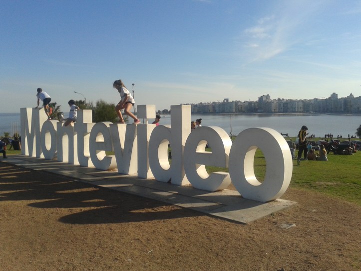 Letreiro na orla com o nome da cidade