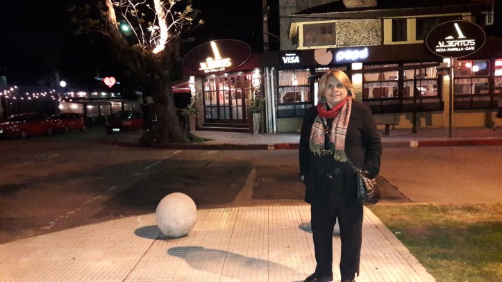 Minha mãe em frente ao restaurante Alberto's