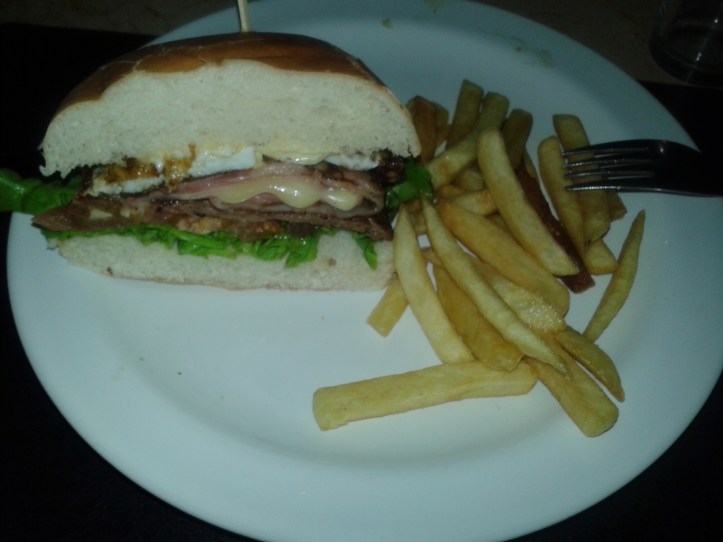 Meio chivito do Tranquilo Bar