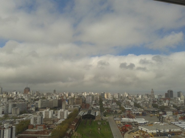 Montevidéu vista do alto do mirante da Torre de Telecomunicações com o rio del Plata ao fundo