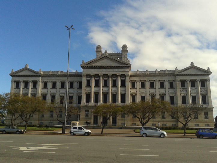 Acesso principal do Palácio Legislativo (Parlamento) pela av. General Flores