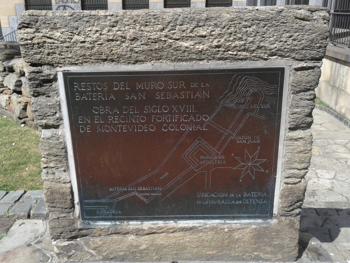 Placa descrevendo como era a muralha sul que envolvia Montevideu do século XVIII