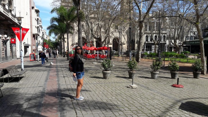 Rua Sarandi (de pedestre) com a Praça Matriz ao fundo