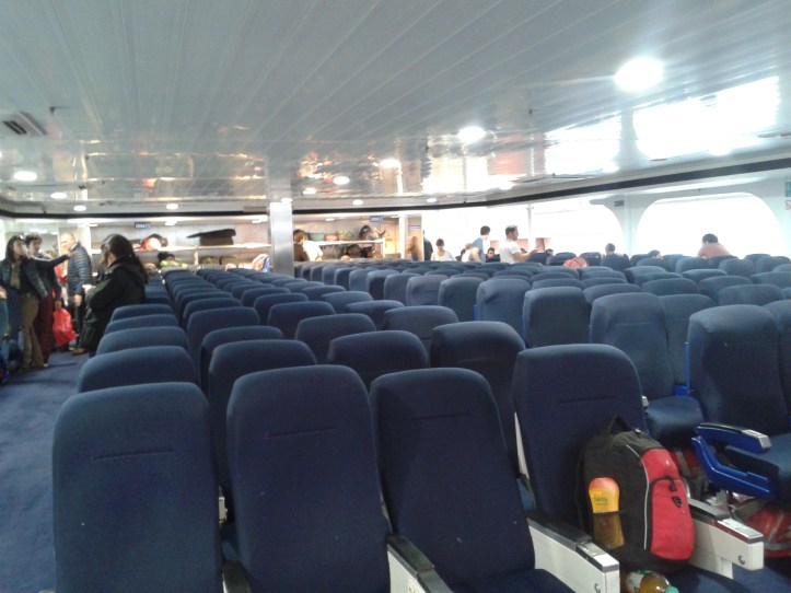Interior do barco do Colônia Express