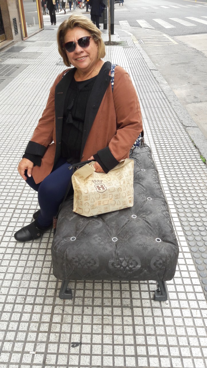 Mainha descansando em um dos rebuscados, porém duros, bancos da Avenida Santa Fé