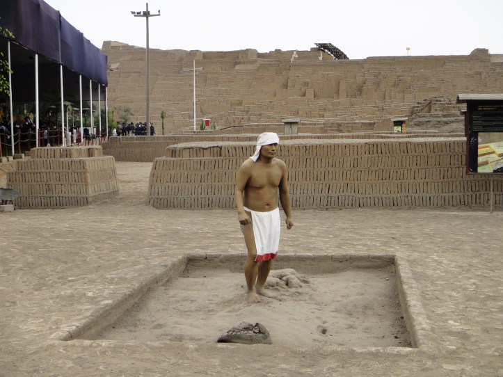 Huaca Pucllana - escultura simulando um homem da época da construção