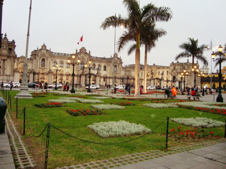 Plaza de Armas com a Catedral ao fundo