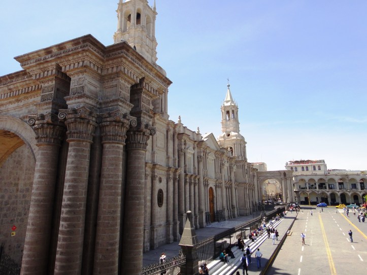 Vista lateral da Basílica de Arequipa