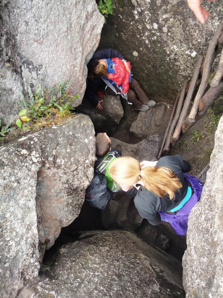 Passagem pela caverna em WaynaPicchu