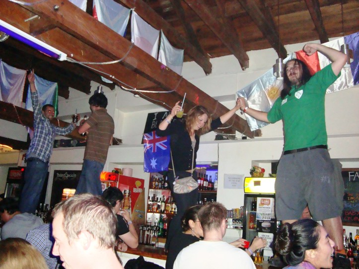 Galera no Bar do Hostel Loki