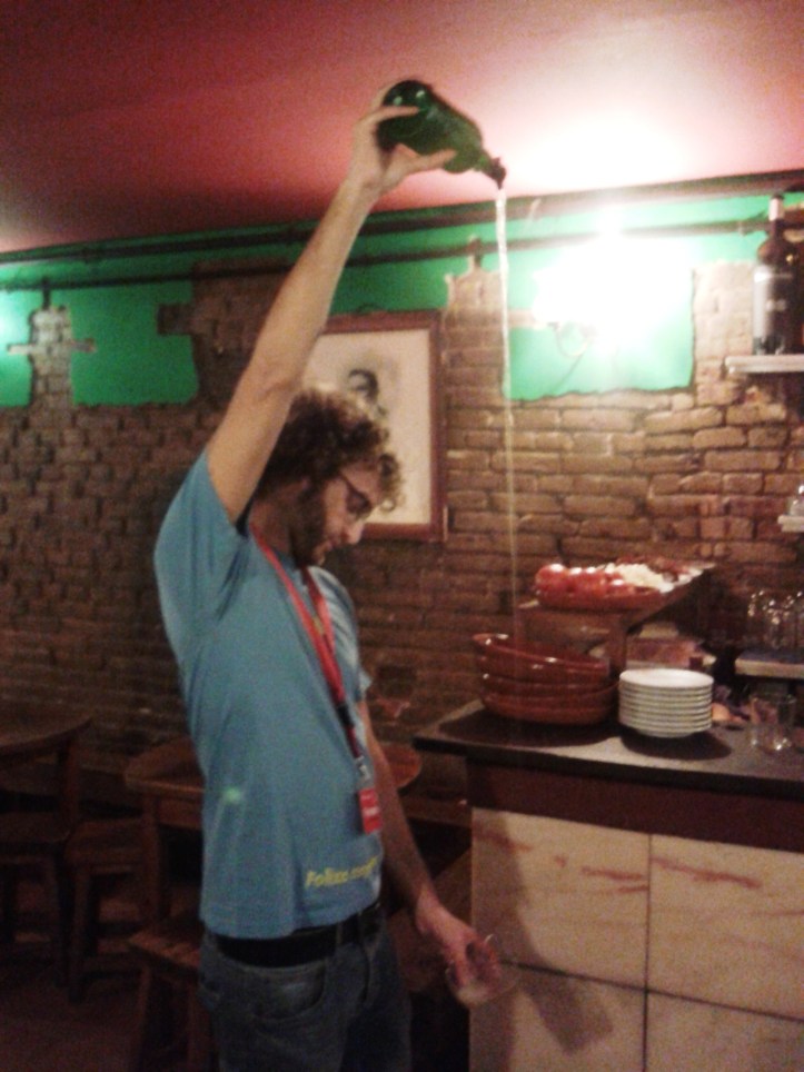 Sidra servida no estilo asturiano no As de Copas