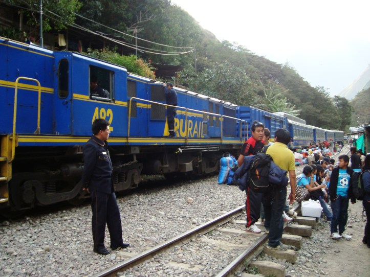 Esperando o trem para Águas Calientes