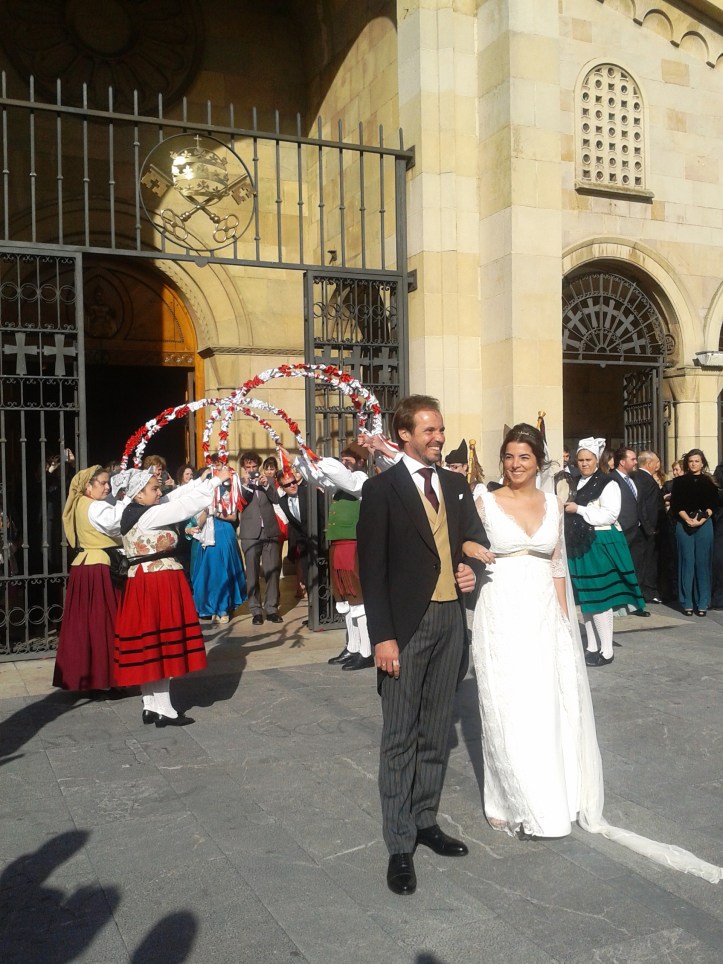 Noivos na saída da igreja