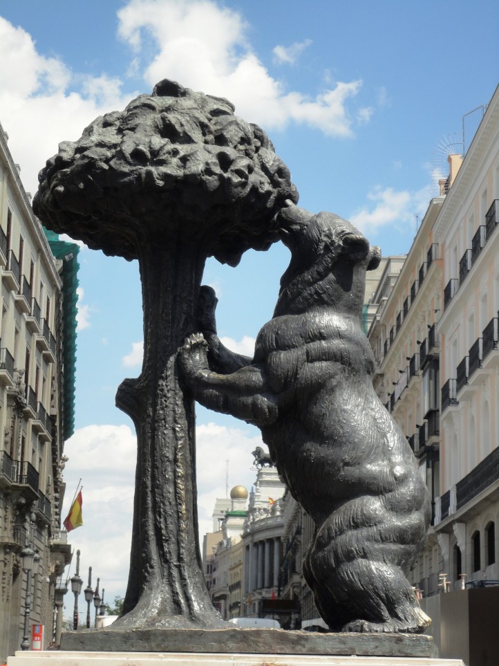 O Urso e o Medronheiro na Porta do Sol