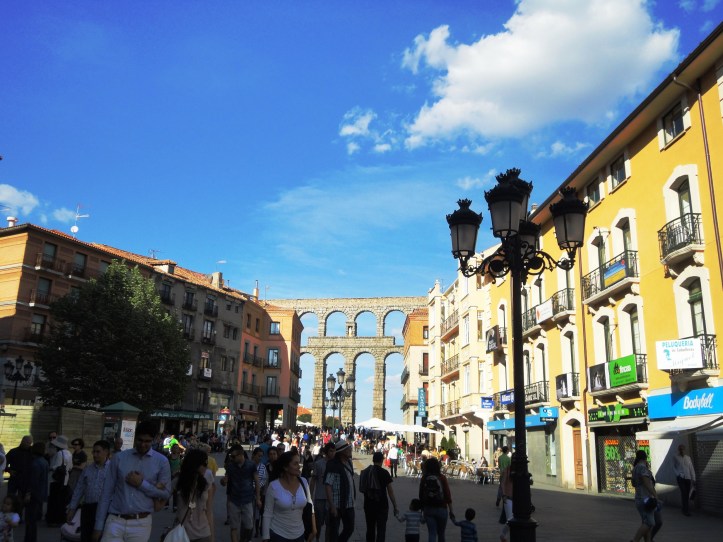 Aqueduto contornando o centro histórico