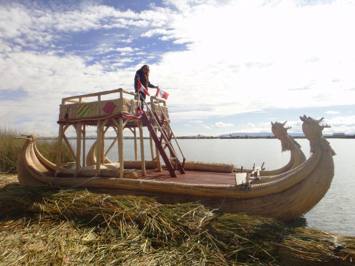 Barco de totora para transporte coletivo