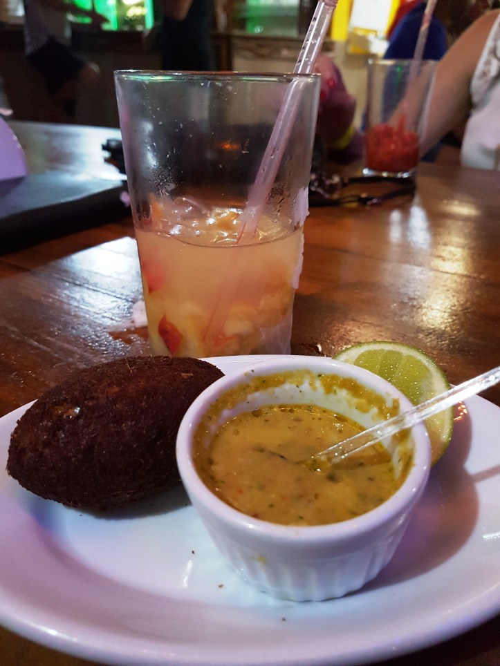 Cajuroska e bolinho de peixe