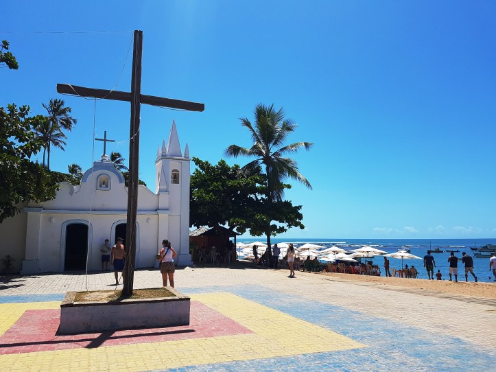 Igreja de São Francisco de Assis e a praia do Portinho