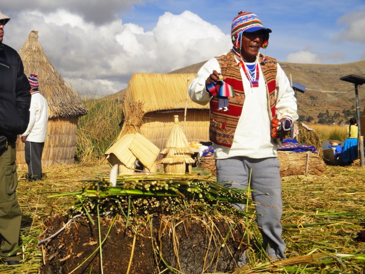 Presidente da ilha contando como as ilhas flutuantes são construídas
