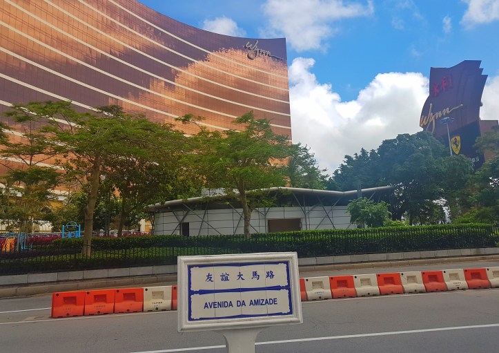 11- Placa em português