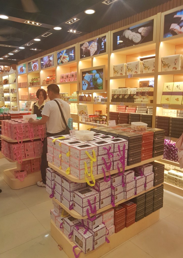 25- Pastelaria por dentro