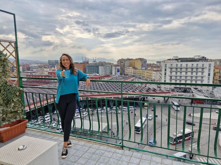 O atributo alt desta imagem está vazio. O nome do arquivo é 4-varanda-com-vista-para-a-estacao-de-trem.jpg