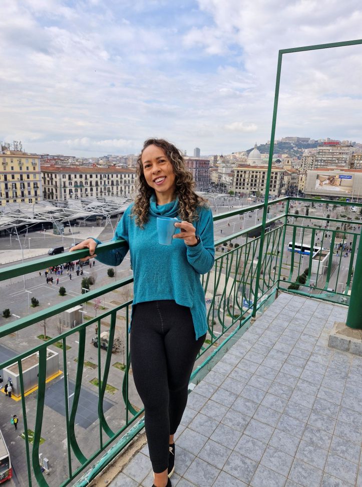 O atributo alt desta imagem está vazio. O nome do arquivo é 5-varanda-com-vista-para-o-centro-de-napoles.jpg